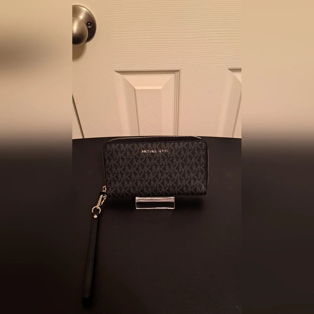 Michael Kors Jet Set Large Signature Logo Smatphone Wallet NWT